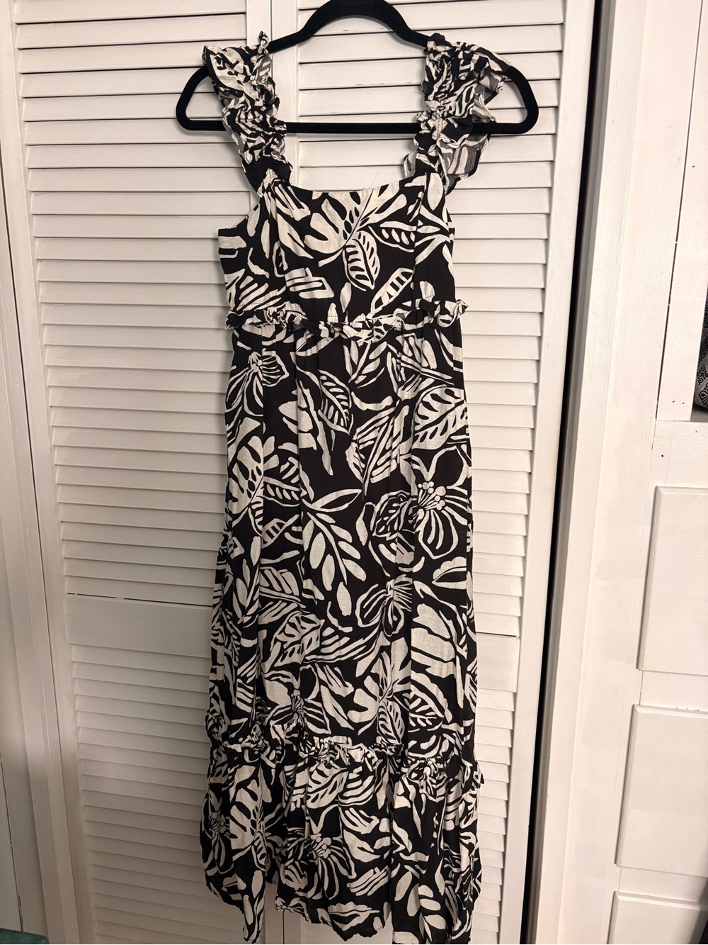 Blu Pepper Black and White Tropical-Leaf Maxi Dress